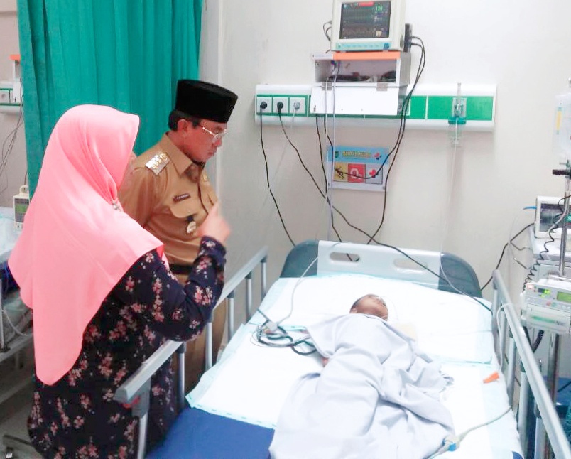 Didampingi Istri, Bupati Inhil Besuk Balita Penderita Infeksi Otak di ICU