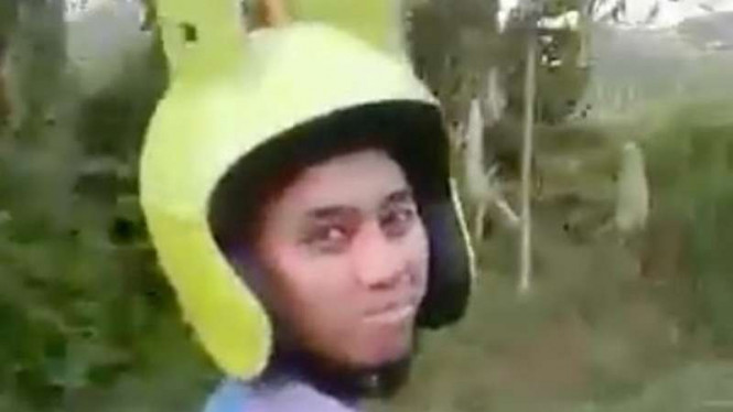 Aksi Kocak Pengendara Sepeda Motor ini Pasti Buat Pengguna Jalan dan Anda Penasaran