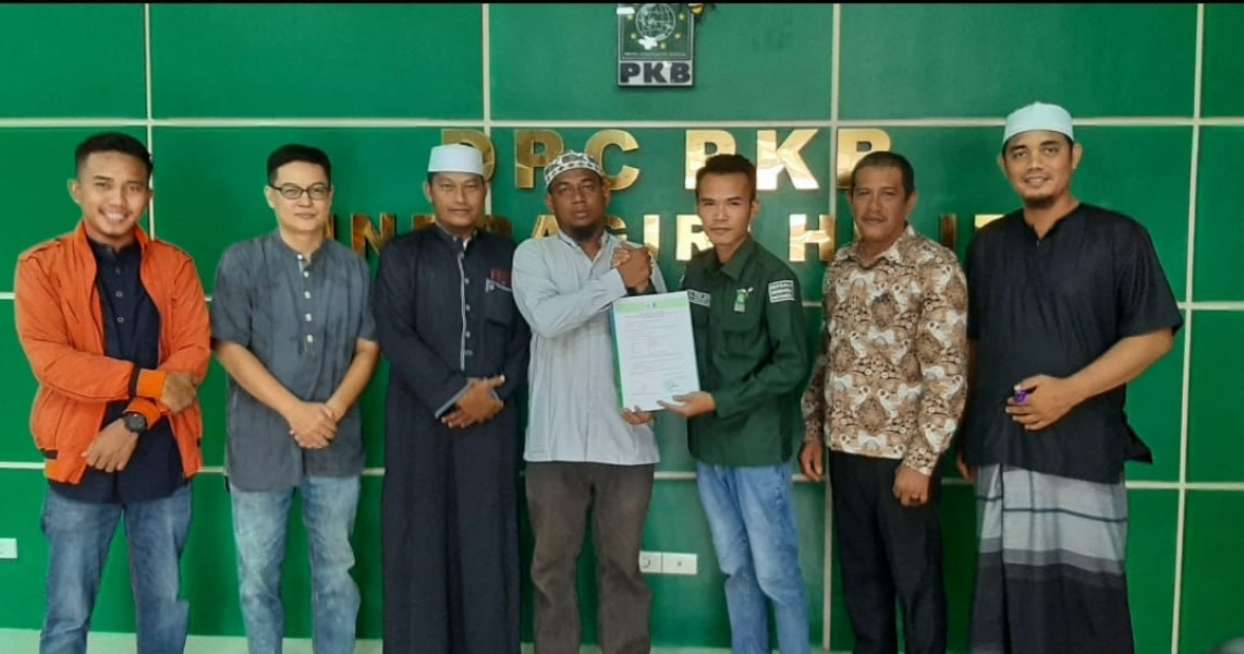 Kyai Pardian Serahkan Formulir Pendaftaran Bacalon Wabup Inhil