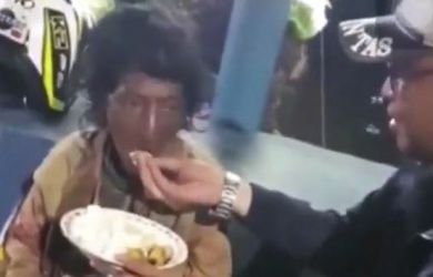 Anggota Polantas Pinrang Suapi Nenek Telantar ini Viral
