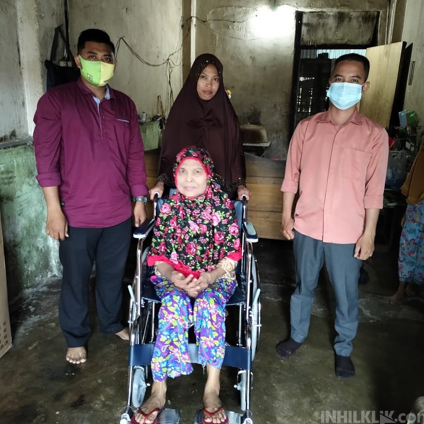Prihatin Kepada Penderita Lumpuh, dr Riski Ramadhan Berikan Kursi Roda