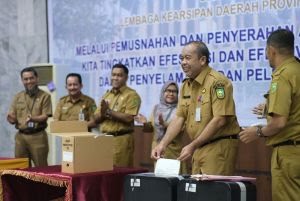 Dipersip Gelar Kegiatan Pemusnahan dan Penyerahan Arsip