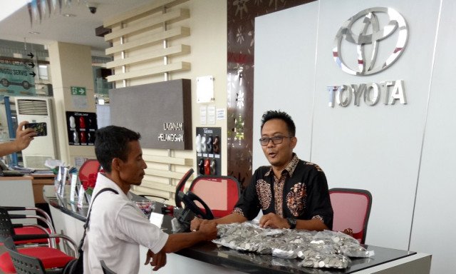Petani Majalengka Beli Toyota Rush Pakai Uang Koin