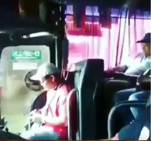 Tengah Main HP, Kondektur Ini Mendadak Kesurupan