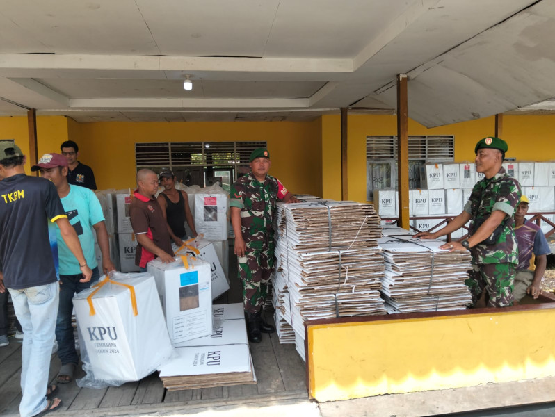 Personil Koramil 06/Kateman Kawal Pengembalian Logistik Pilkada 2024