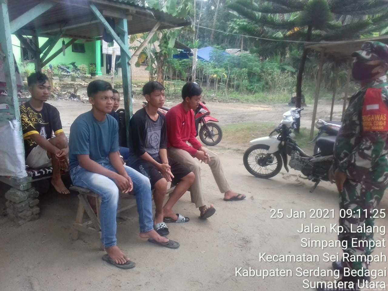 Babinsa Koramil 10/SR Serda Wahyudi Beri Arahan Kepada Anak Remaja