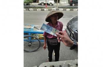 Kakek Tua Renta ini Ditipu Pakai Uang Palsu, Netizen Ikut Sedih