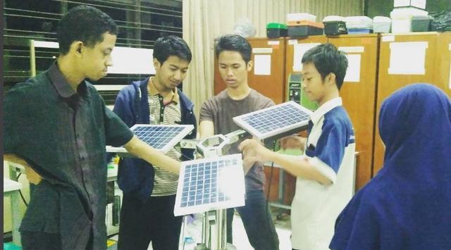 Para Mahasiswa ini Ciptakan Pohon Elektrik Yang Mampu Serap Polusi