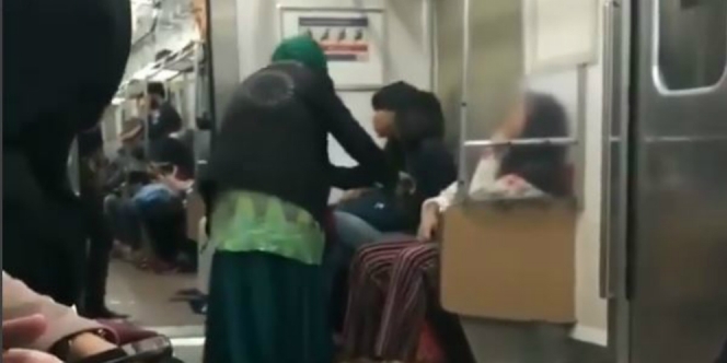 Ibu Jambak Rambut Wanita Muda di KRL Viral
