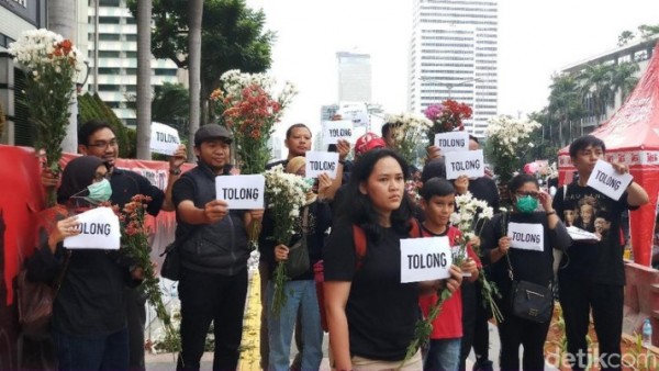 Pegawai KPK Bagi-bagi Bunga dan Minta 
