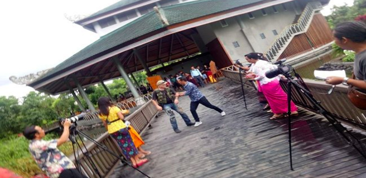 Wooooww!!! Dua Cewek Pengeroyok Siswi SMK Direkrut Jadi Pemain Film