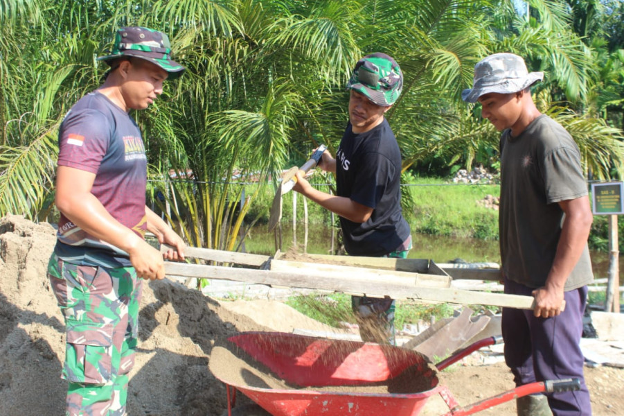 Anggota dan Warga Kompak Kerjakan Jembatan TMMD ke-116 Hari Pertama di Pengalihan Keritang
