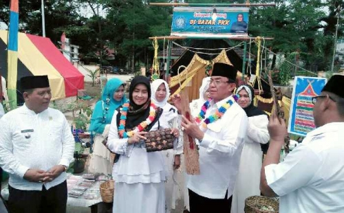 HM Wardan Minta Pemerintah Terus Dongkrak Harga Kelapa Di Inhil