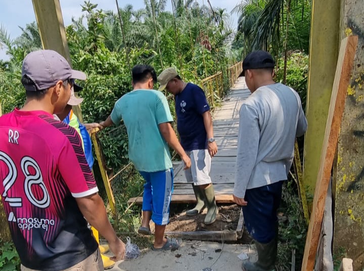 Kades dan Masyarakat Kemuning Muda Goro Perbaiki Jembatan Gantung