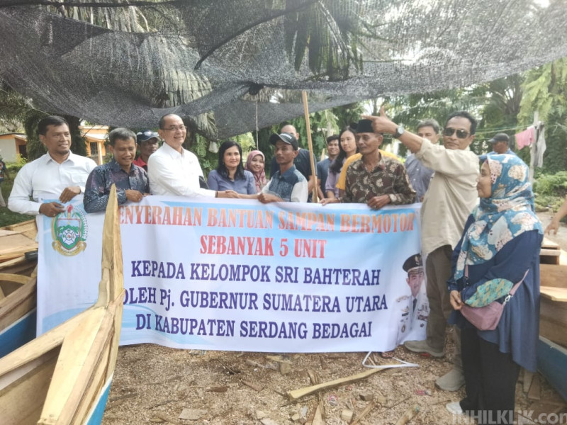 Azmi Yuli Sitorus Serahkan Bantuan 10 Sampan Bermotor kepada Nelayan Sergai