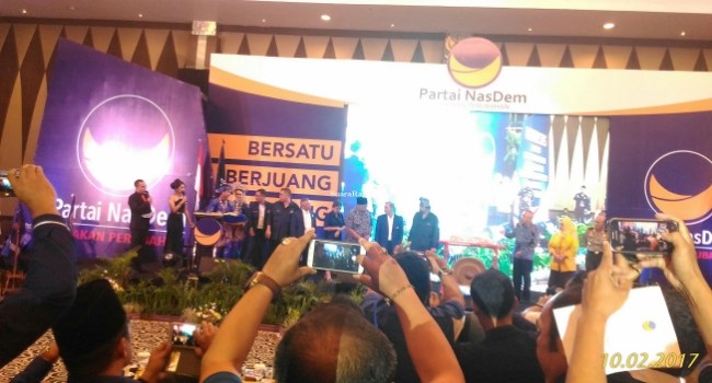 Hanya LE yang Diminta Berdiri Oleh Surya Paloh, Tanda Dukungan Nasdem?