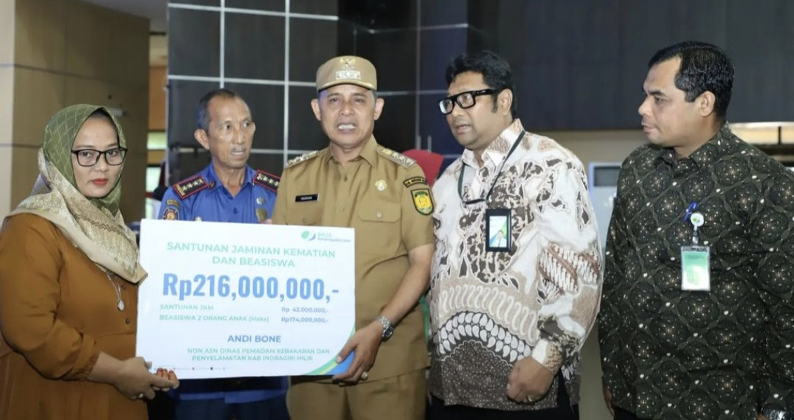 Pj Bupati Inhil Serahkan Secara Simbolis Kartu dan Santunan BPJS Ketenagakerjaan