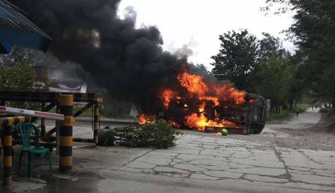 Akses PT Freeport Diblokade Massa, Puluhan Kendaraan Dibakar