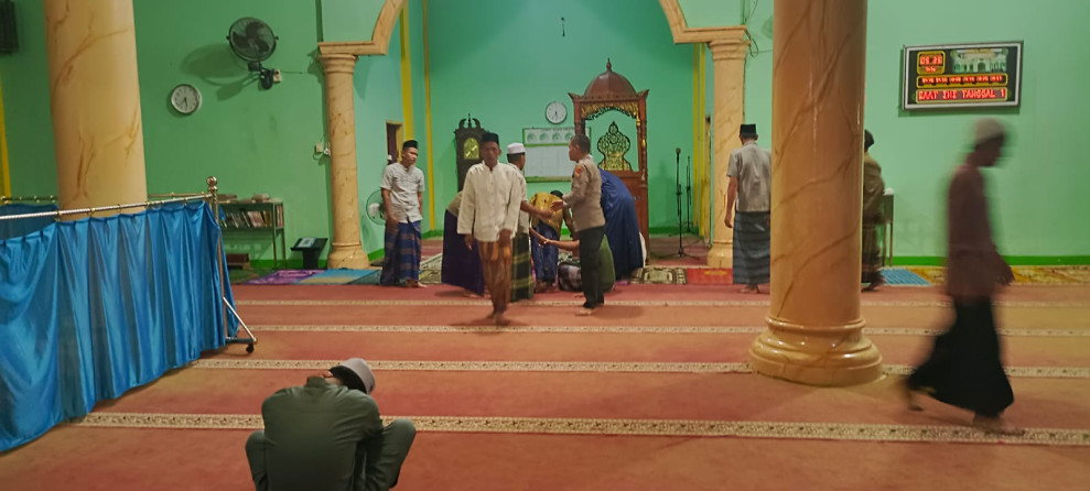 Personil Polsek Tembilahan Hulu Sampaikan Cooling System Usai Sholat Berjamaah