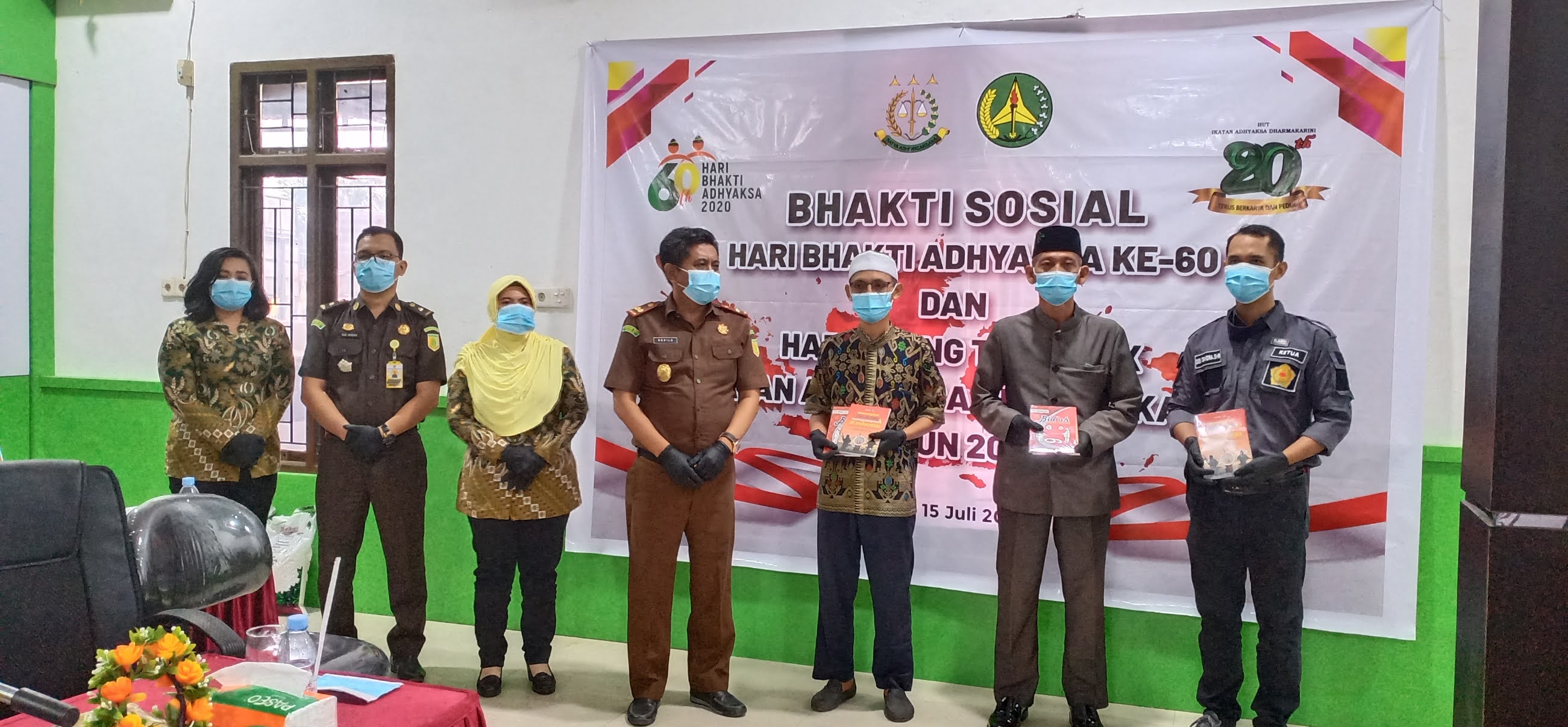 Kejaksaan Inhil Louncing Buku dan Serahkan Bantuan Sembako