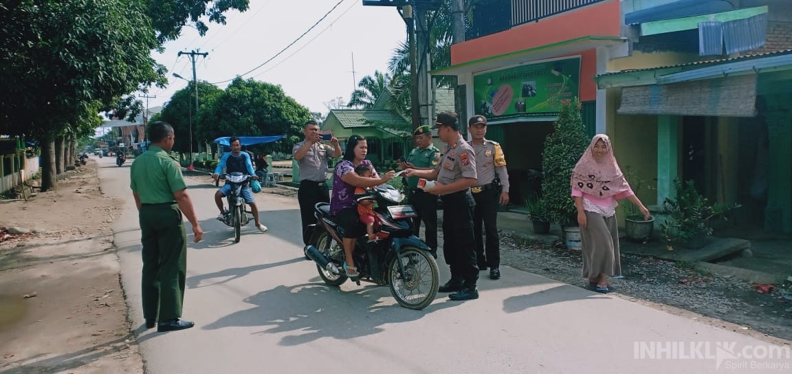 Cegah Virus Corona, Polsek Kotarih bersama Koramil Bagi Masker Gratis Ke Masyarakat