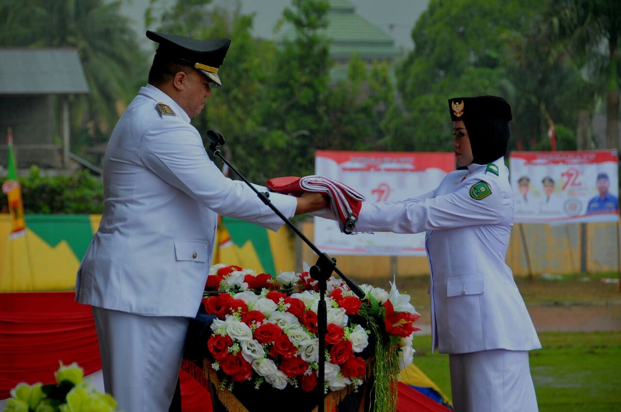 Peringatan HUT RI ke 72, Bupati Yopi Basah Kuyup