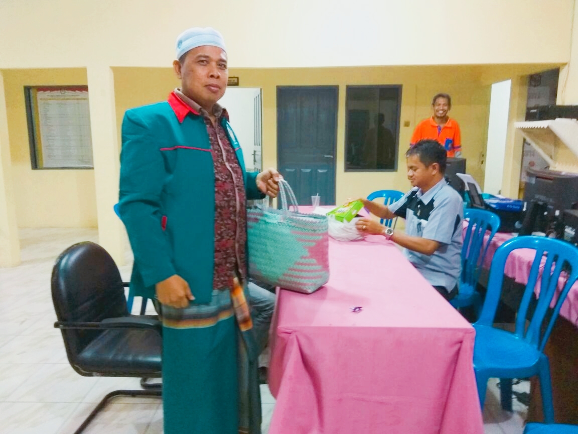 Tengah Malam dan Pakai Sarung, Ketua Partai Idaman Inhil Datangi KPUD