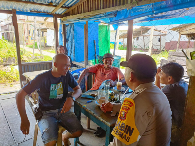 Sambangi Warga dengan Humanis, Bhabinkamtibmas Desa Belantaraya Sampaikan Pesan Kamtibmas