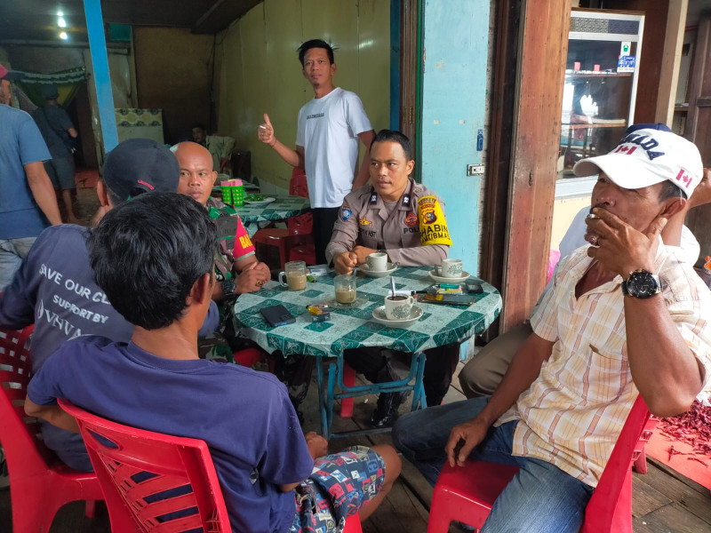 Jaga Stabilitas Jelang Pemilu, Bhabinkamtibmas Polsek Kuindra Lakukan Sosialisasi di Pasar Tanjung Lajau