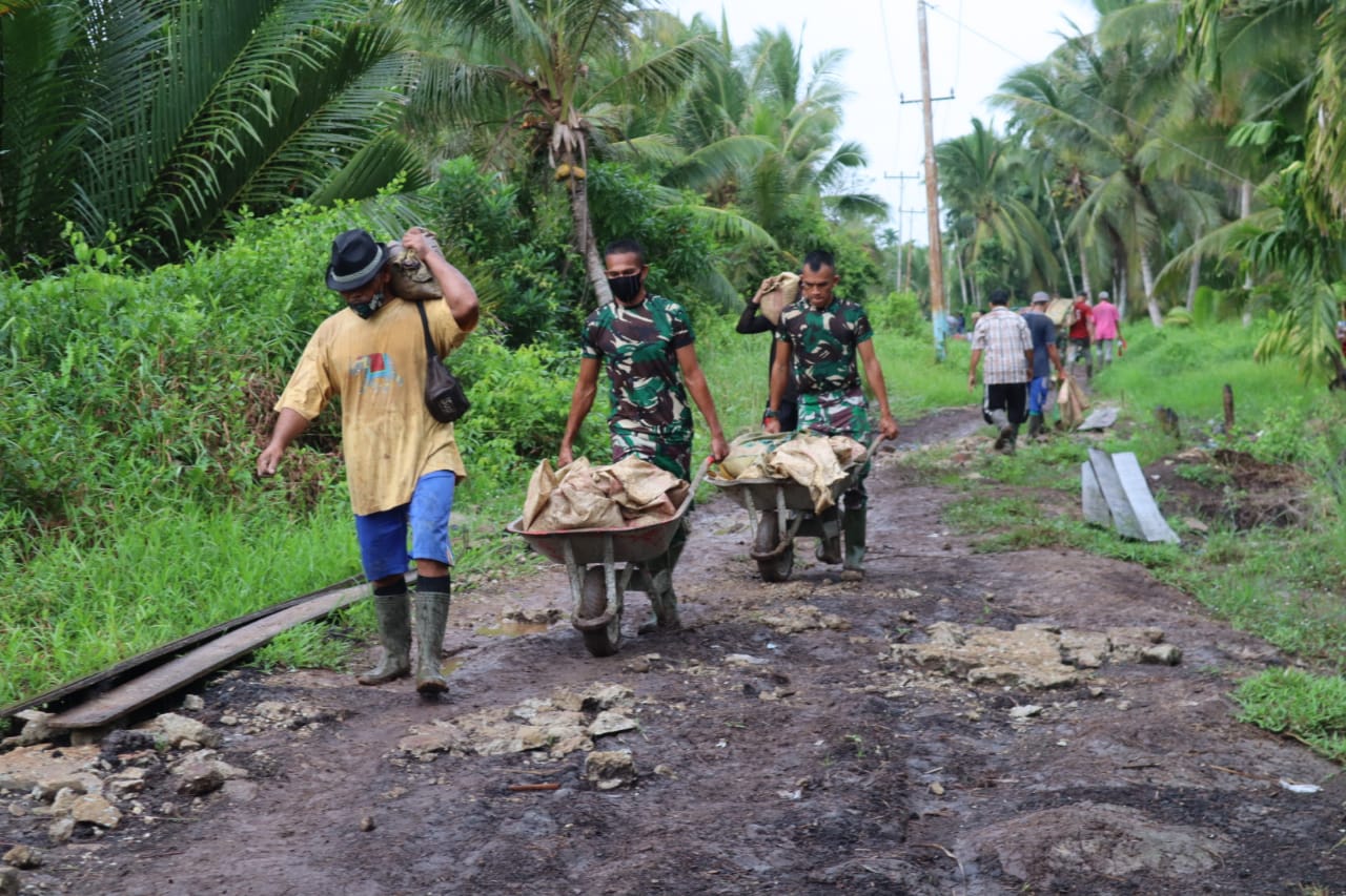 Satgas TMMD ke-111 Kodim 0314/Inhil Gotong Royong Bersama Masyarakat