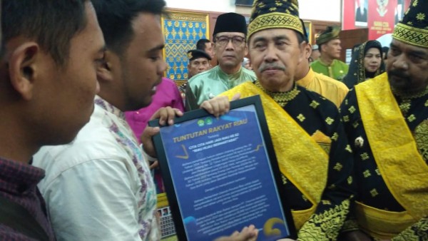 HUT Riau ke 62 Tahun, Mahasiswa Beri 'Kado' ke Gubernur Syamsuar