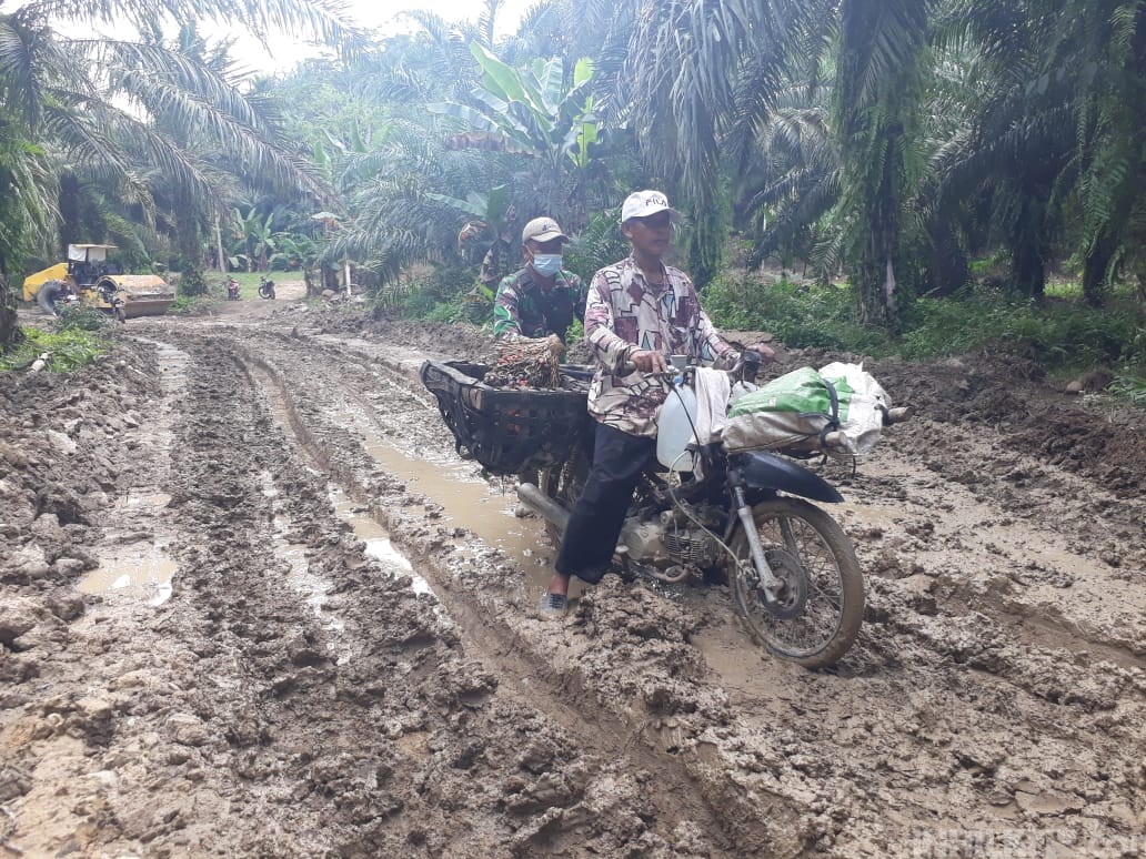 Meski Berkubang Lumpur, Warga Sudah Tak Sabar Lalui Jalan TMMD Kodim 0204/DS 