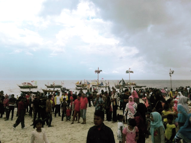 Libur Panjang, Pantai Marina Dumai Kebanjiran Pengunjug