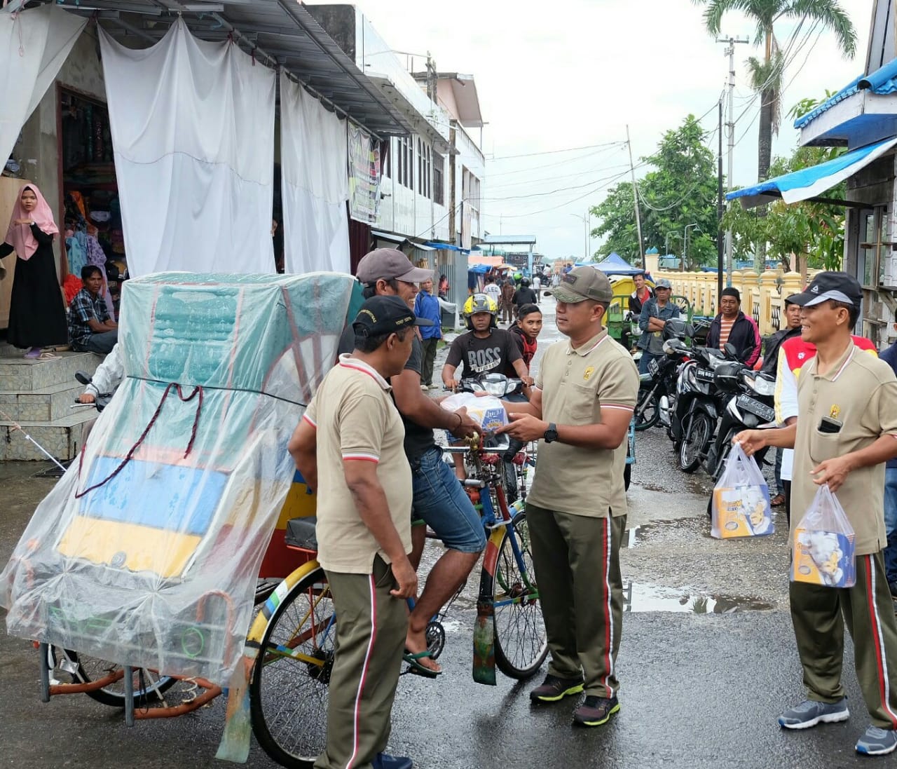 Bingkisan untuk Tukang Becak, Dandim: Ini Namanya Jumat Barokah