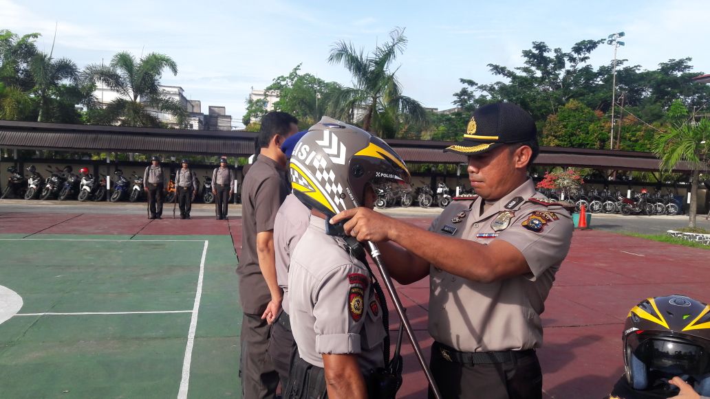 Kapolres Inhil Berikan Helm Gratis bagi Personil Berprestasi