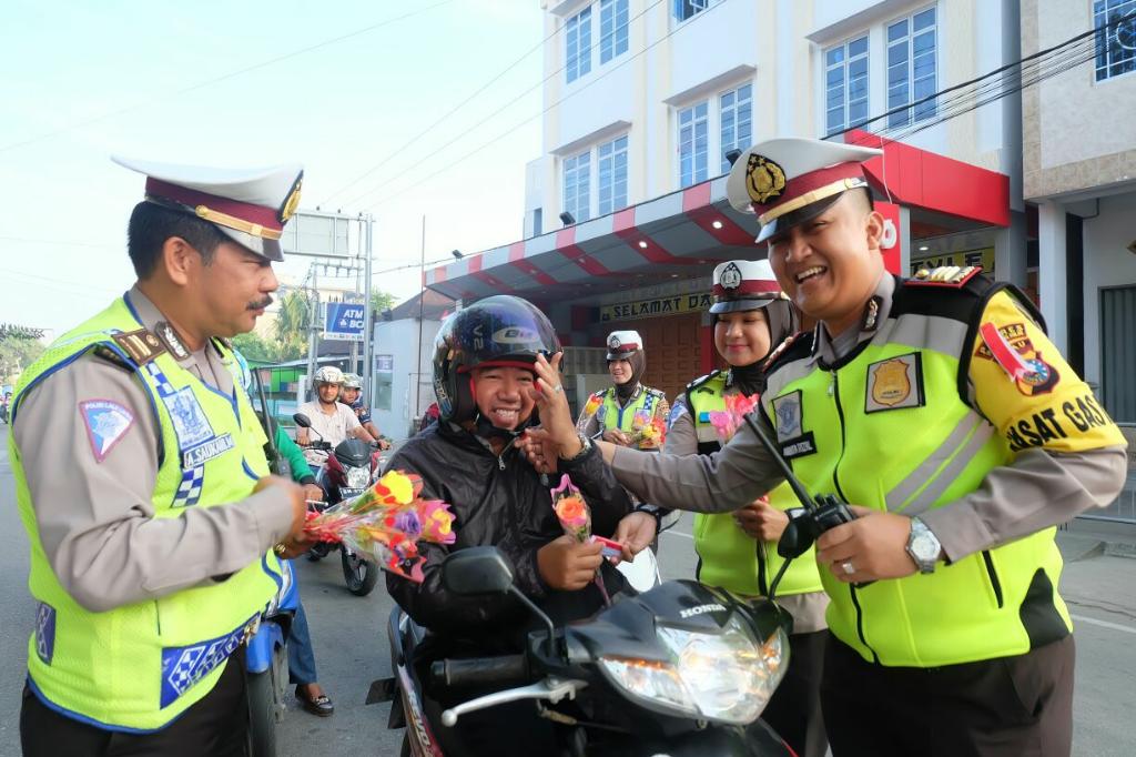 Personil Polres Inhil Kampanyekan Keselamatan Berlalu Lintas