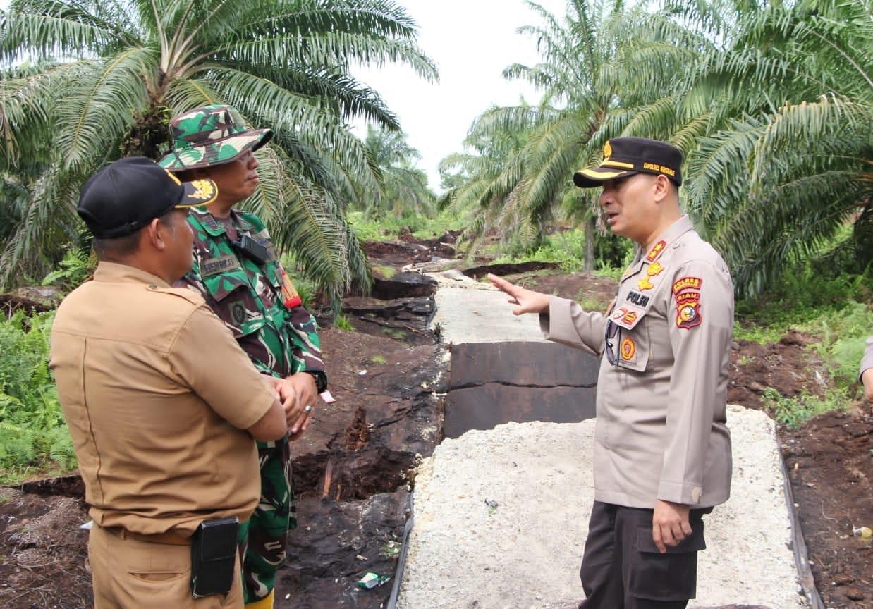 Kapolres AKBP Indra Wijatmiko Tinjau dan Lakukan Gerak Cepat Tanggulangi Bencana Tanah Longsor di Bengkalis