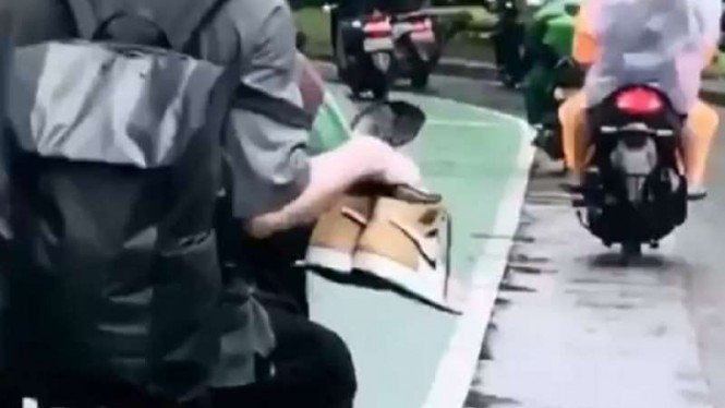Demi Sneakers Mahal, Penumpang Ojol Rela Nyeker