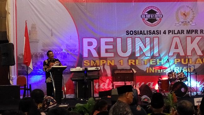 Di Tengah Reuni Bersama Alumni SMPN 1 Reteh. Idris Laena Sosialisasi Empat Pilar MPR-RI