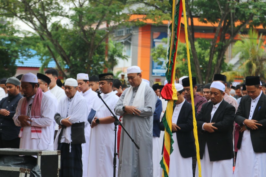 Sekda Inhil Wakili Bupati Laksanakan Salat Idul Adha Bersama Masyarakat di Lapangan Gajah Mada