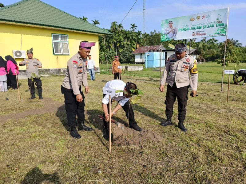 Polsek Tempuling Tanam 150 Batang Pohon di Pangkalan Tujuh