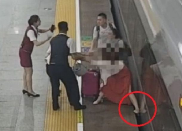 Buset! Takut Telat ke Kantor, Wanita Ini Tahan Kereta Api dengan Kakinya