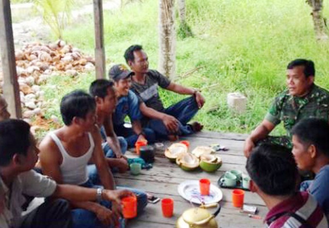 Babinsa di Inhil Terus Jalin Komsos dengan Warga