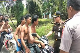 Suku Anak Dalam kena Razia, Ditanya Kenapa Bonceng Bertiga, Dijawab: Kalau Berempat Gak Muat Pak!