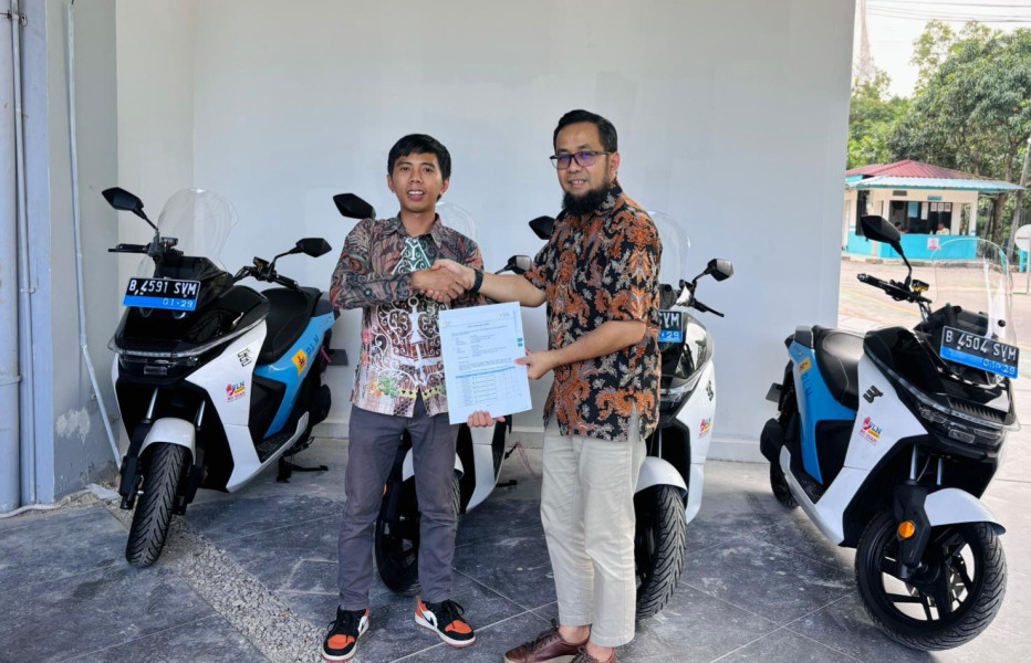 PLN Icon Plus Serahkan Motor Listrik untuk PLN Batam
