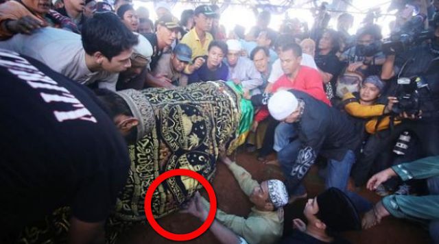 Kisah Nyata Tentang Jenazah Seorang Wanita yang Ditolak Bumi