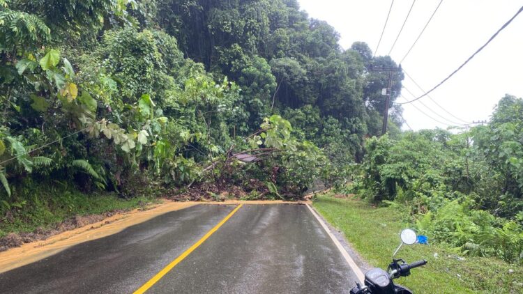 Jalan Nasional Sumbar-Riau Kembali Ditimbun Longsor