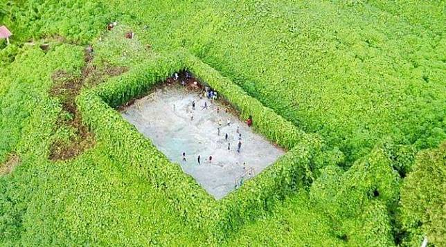 Keindahan Lapangan Bola Yang Tersembunyi di Dalam Hutan Bikin Kagum Netizen