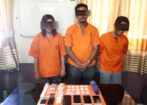 Dari Tangan 2 Wanita Cantik di Tembilahan Ini, Polisi Temukan 13 Paket Sabu dan Telpon Pintar Berbagai Merek