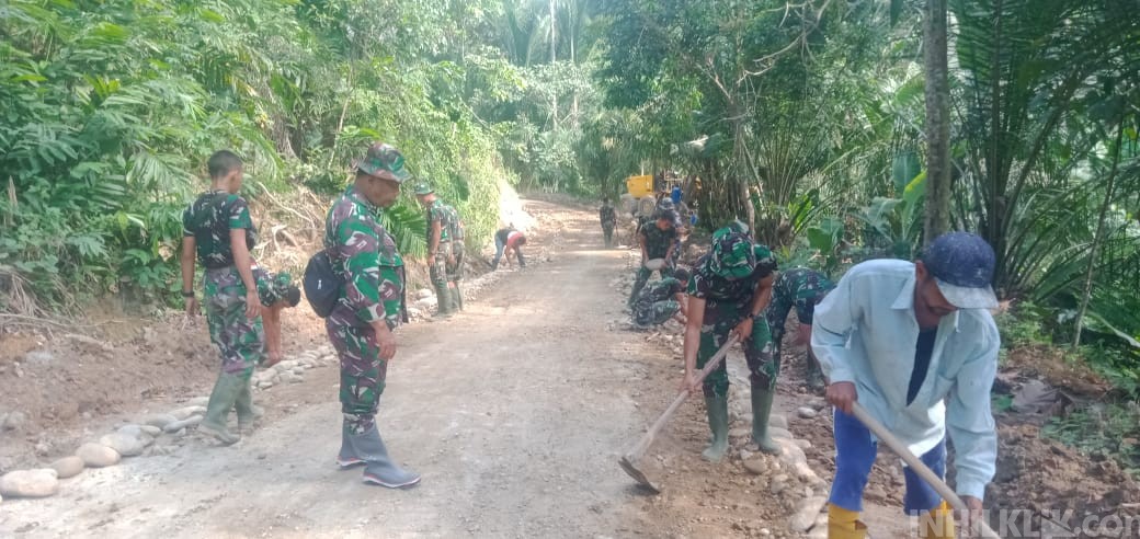 Komandan SSK TMMD Kodim 0204/DS Apresiasi Bantuan Warga di Lokasi 